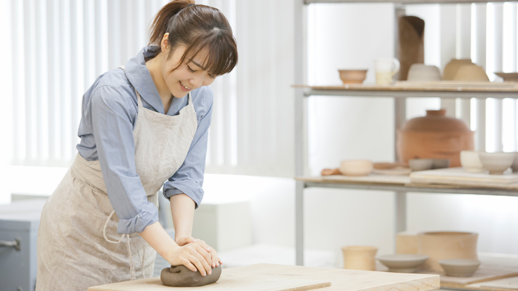 陶芸を楽しむ女性