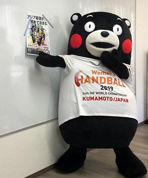 無事に貼り終えてホッとした様子のくまモン部長