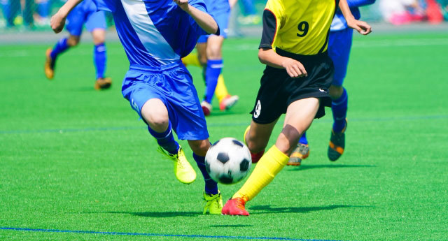 サッカーボールを追いかける