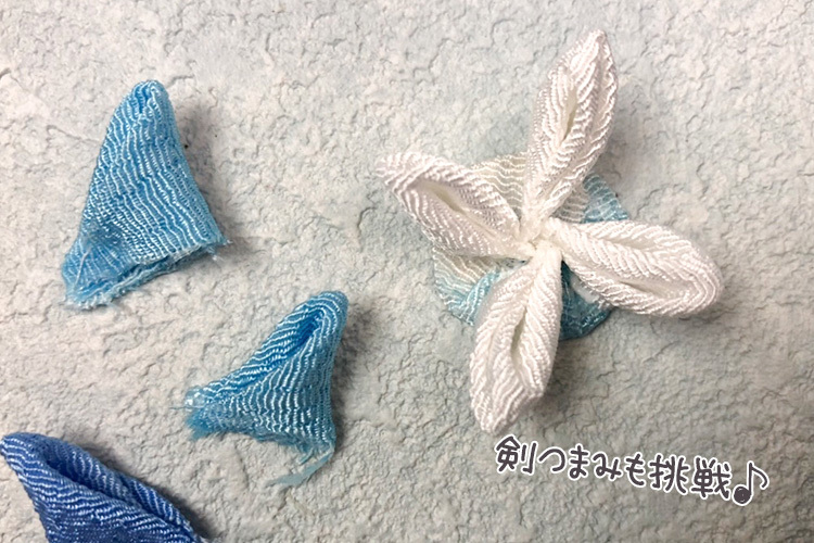 ちりめんに3cm×3cmをチャコペンで引き、カット。