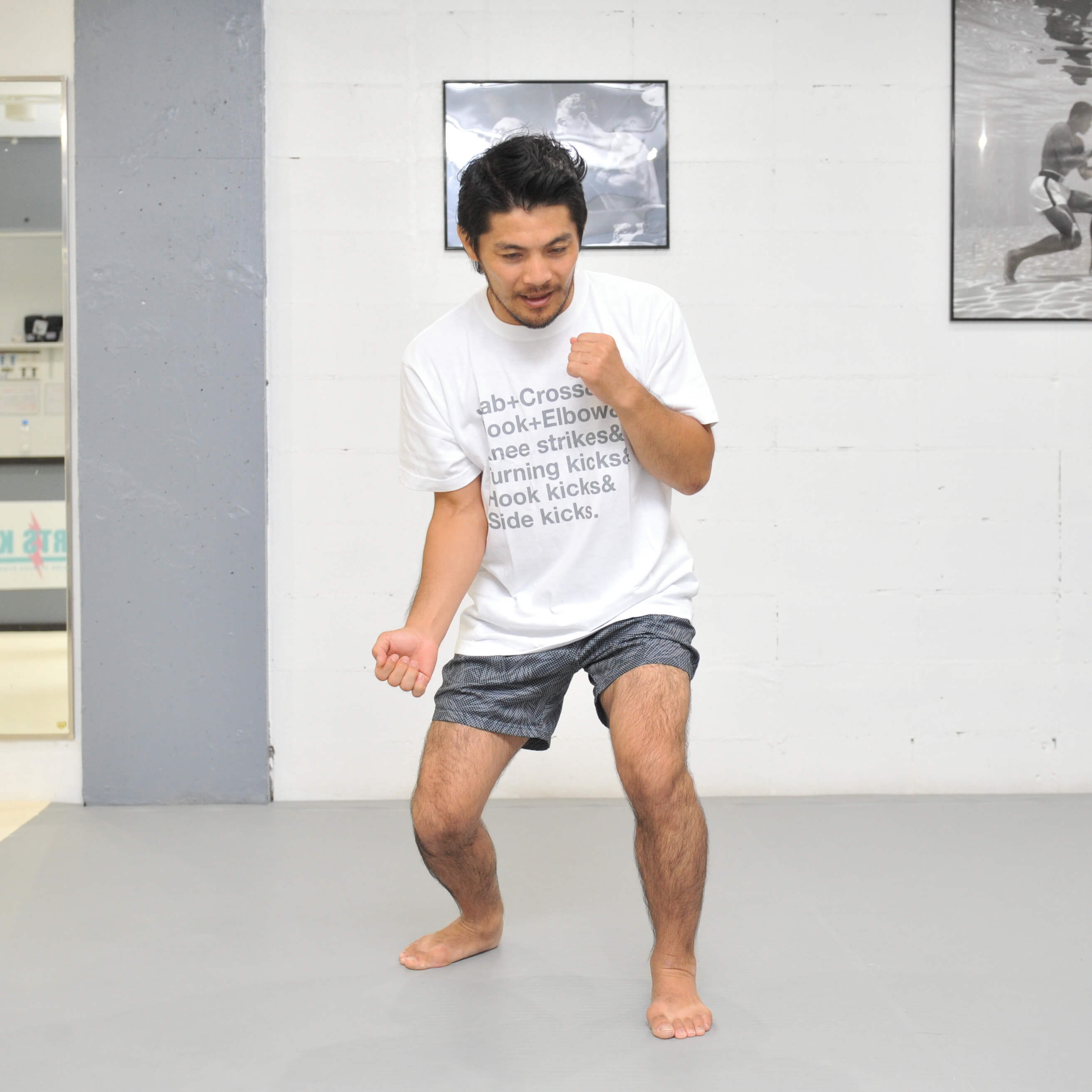 両手を構えてヒジを絞ったら、右腕を下げて身体を落とす