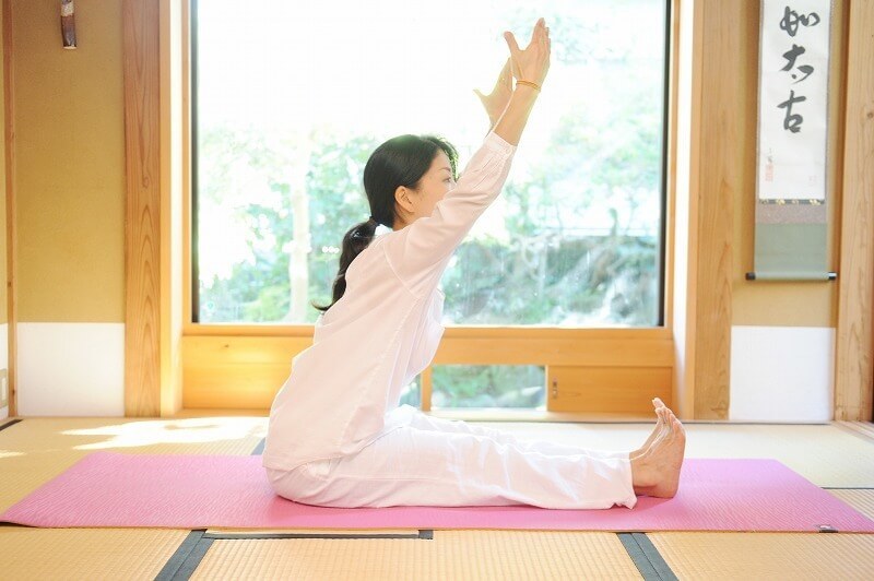 息を吸って背中を伸ばし、手を上に
