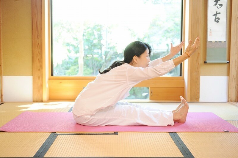 背筋を伸ばしたまま、両手をさらに前へ